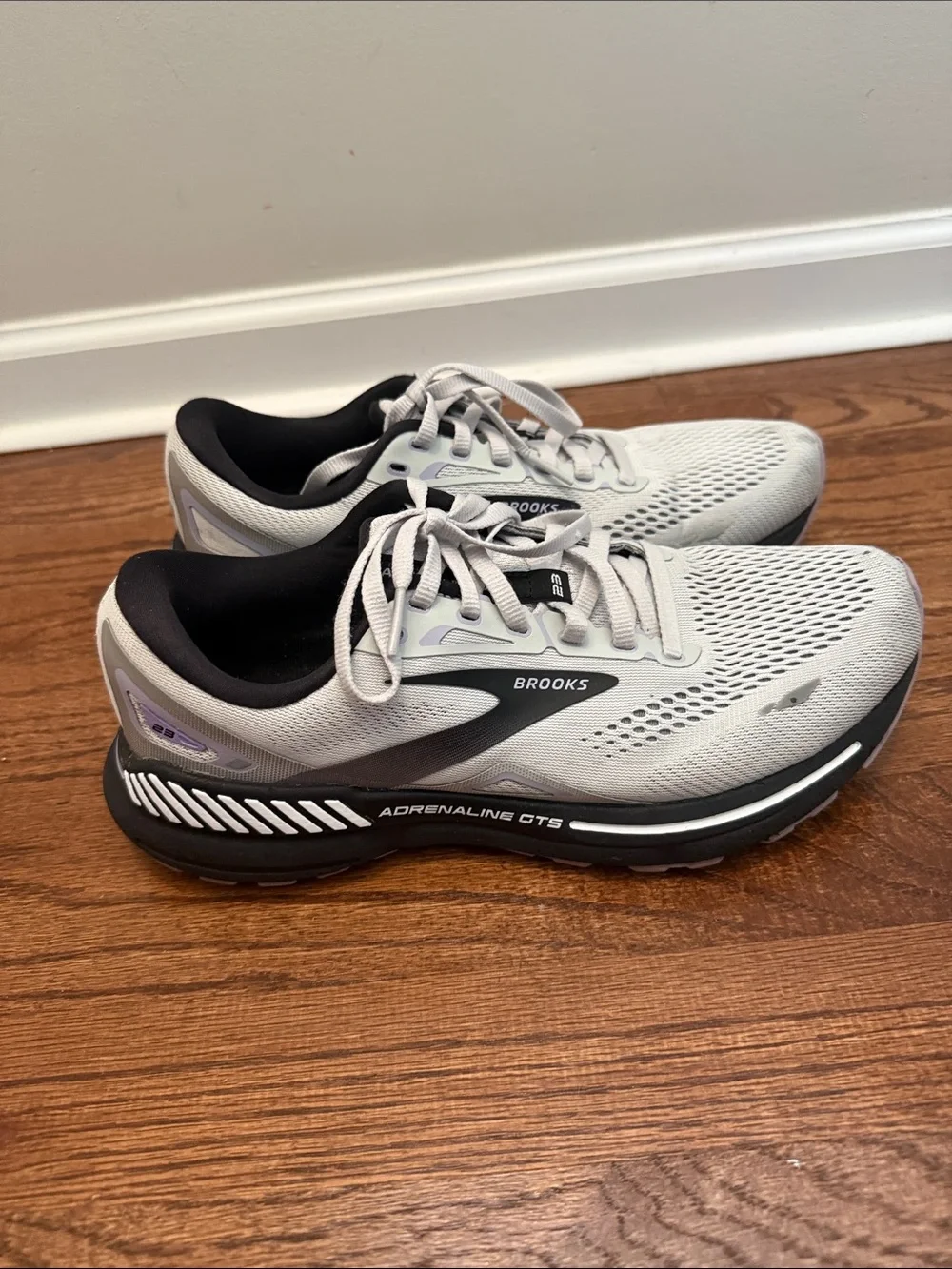 🏃🏼‍♀️ Brooks Running Shoes in Light Gray and Black with Purple Accents
